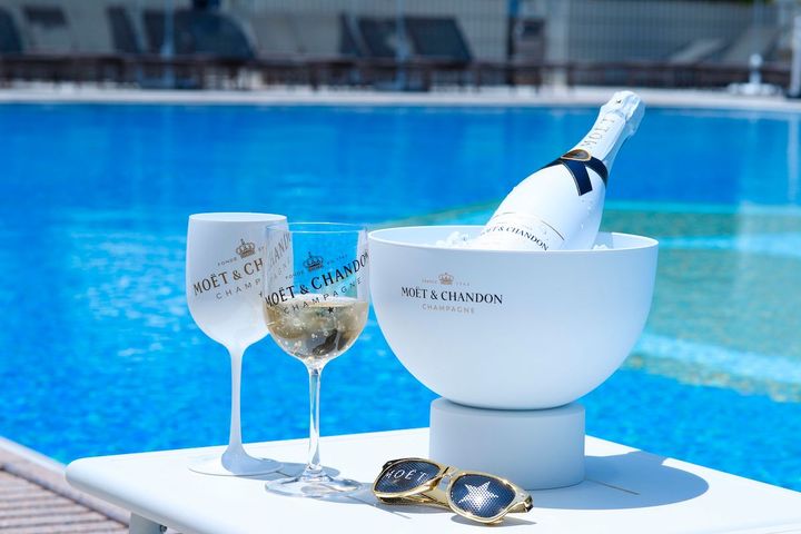 ドゥミ・セックのホワイトボトルは、夏のプールサイドにぴったり。