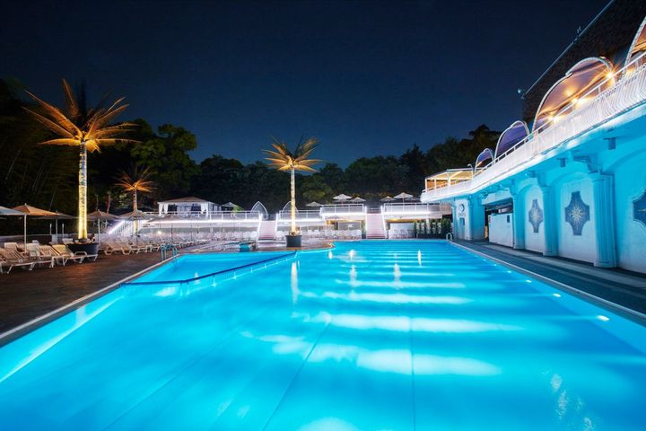 元祖ナイトプールは今年も健在。光と音の演出で夏の夜を盛り上げる。