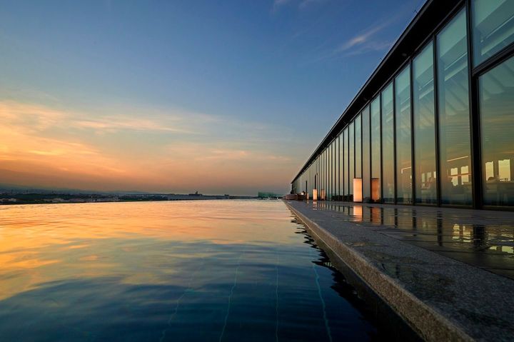 目の前は広大な昭和記念公園。非日常感たっぷりの眺めに心が震える。