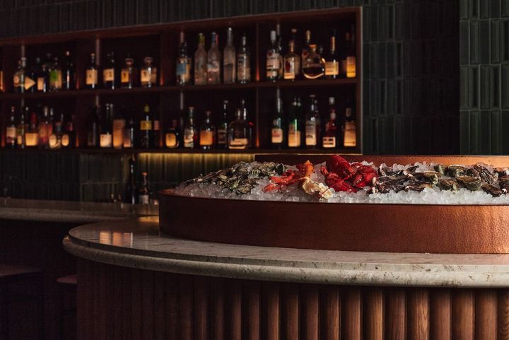 洗練された空間でシーフードやワイン、カクテルが楽しめるラウンジ。ノンアルコールドリンクも充実。