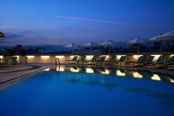 都会にいながら海を感じられる夏限定のテラスプール「グランブルー」。デッキからレインボーブリッジを一望する。