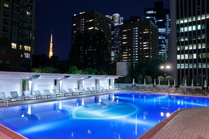 ホワイトを基調としたメゾンの世界観で空間を演出。