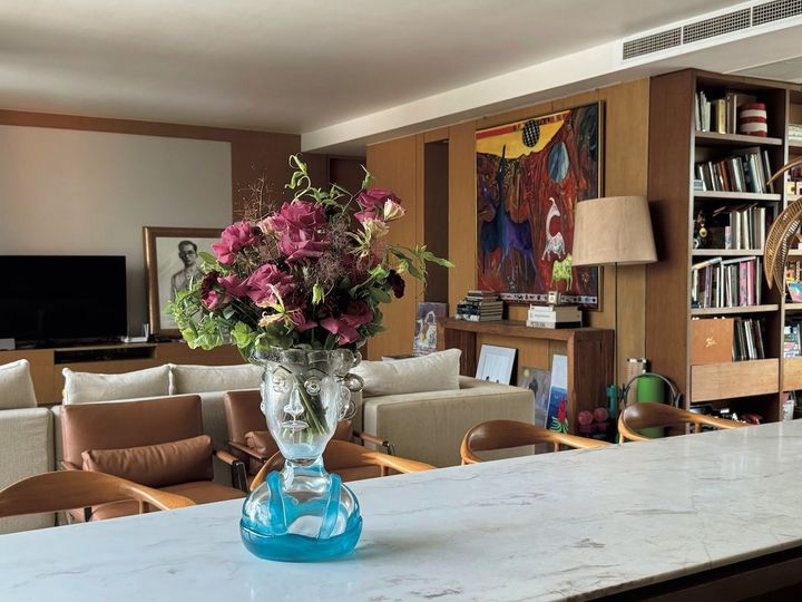 祖母を偲ぶ花瓶は、母になった私に夫が贈ってくれたギフト。ミラノを拠点に20年以上ムラノガラスを手がけてきたアーティスト、ヒュー・フィンドレターに夫が特別にオーダーしたもの。