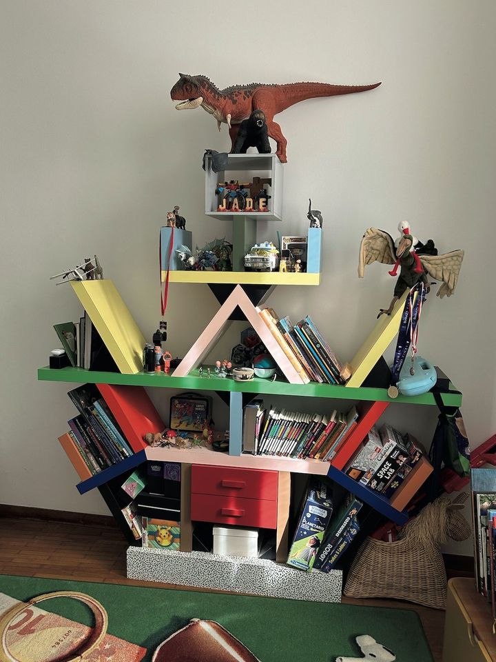 メンフィスデザインの本棚に息子のおもちゃを飾って、より一層プレイフルなムードに。