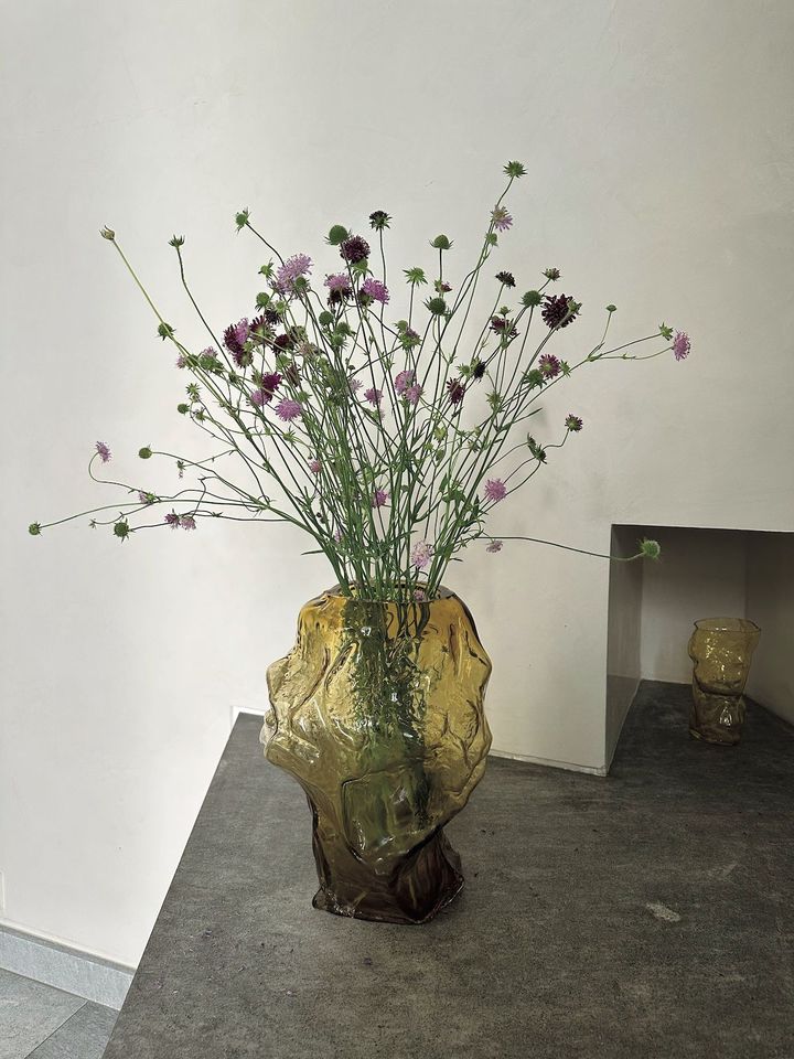 空間に“色”を 差すお気に入りの花瓶。