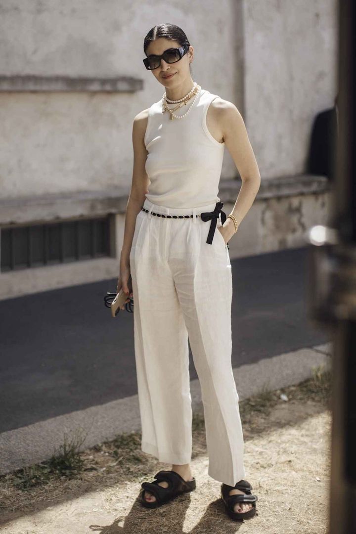 画像: ドライなリネンパンツとなら涼感が漂う