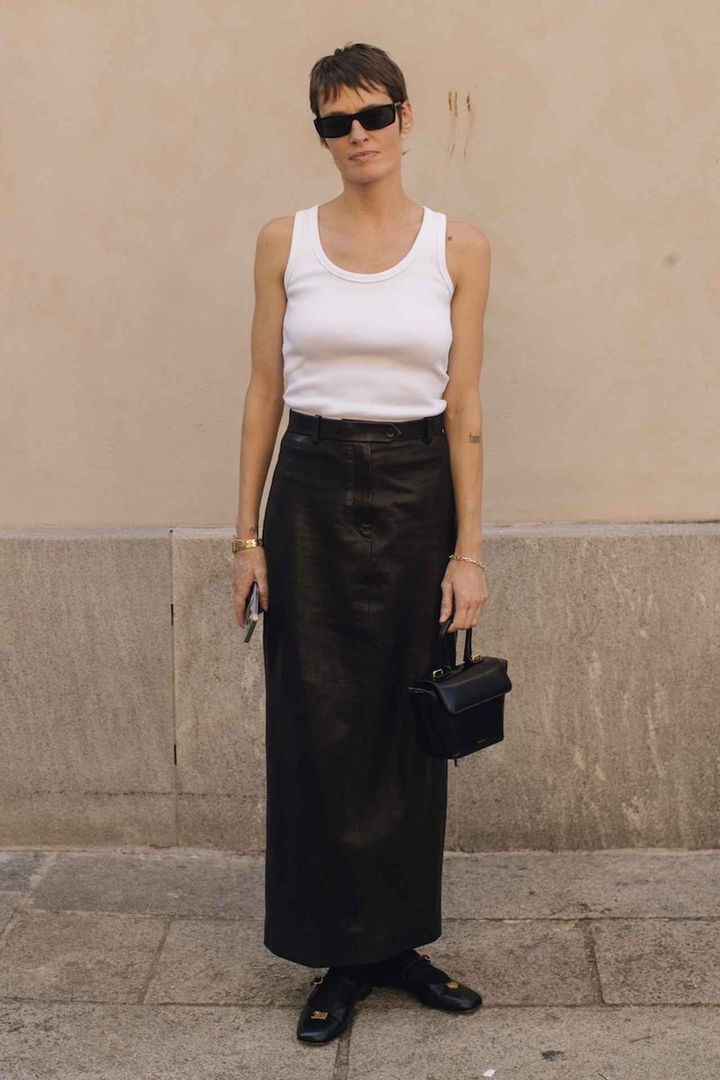 画像: ソリッドな黒レザーを重ねて都会的に