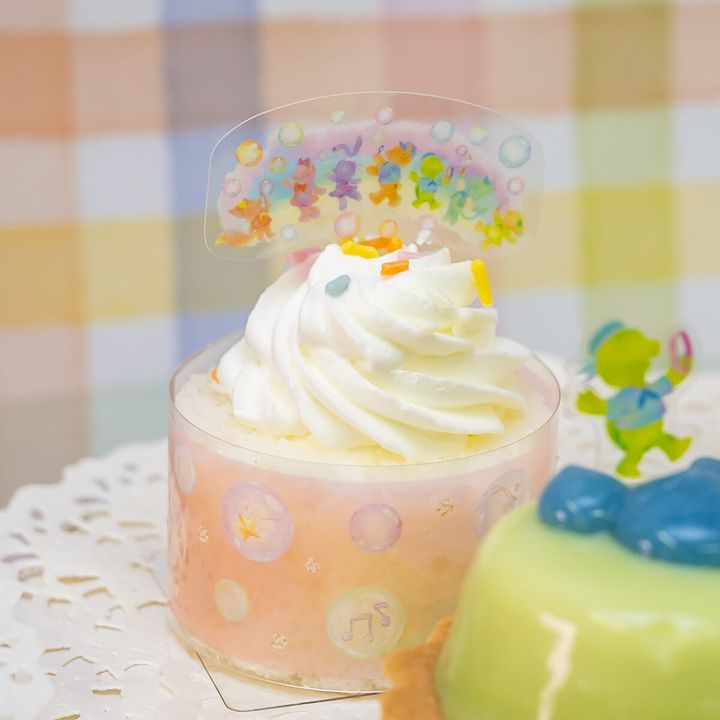【カラフルトッピング】ミルクホイップクリームのロールケーキ