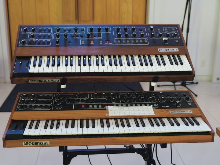 アメリカの〈SEQUENTIAL〉が発売したシンセ「Prophet−5」