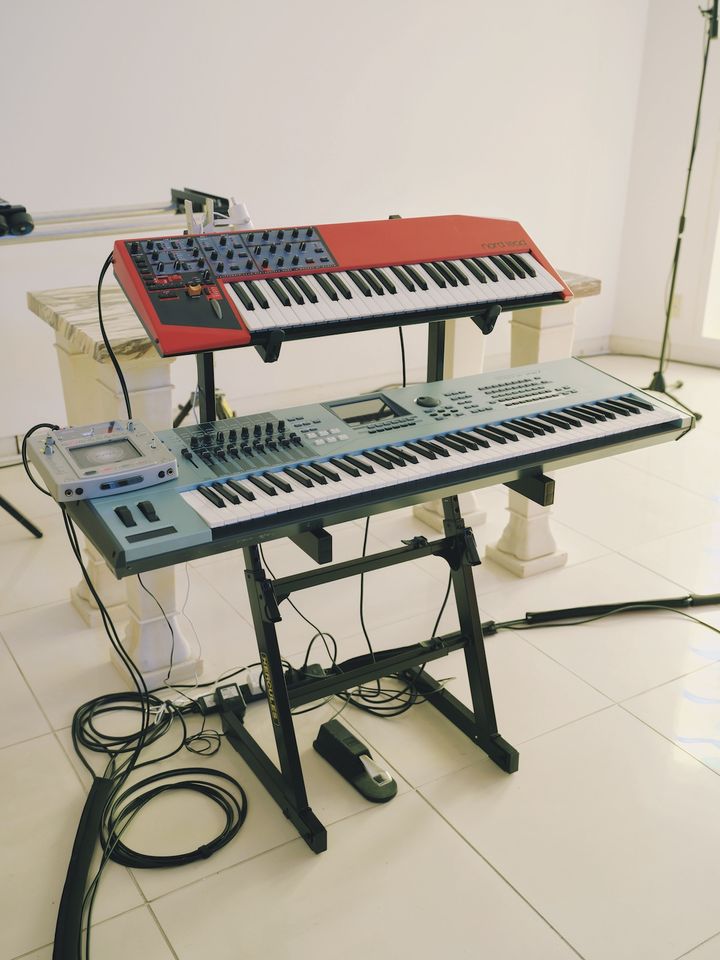 〈YAMAHA〉や〈nord〉のデジタルシンセ