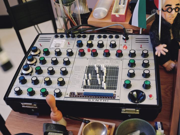 〈EMS〉が発売したシンセサイザー「Synthi AKS」