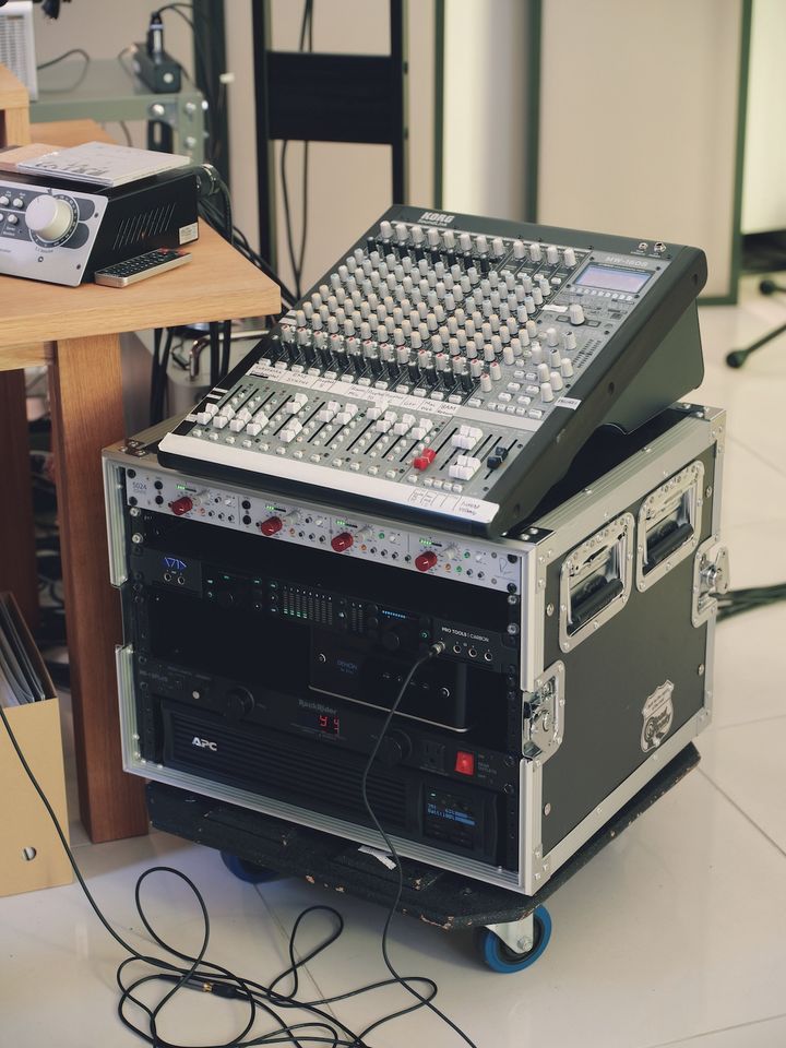 〈KORG〉が斯界の巨匠グレッグ・マッキー、ピーター・ワッツと共同開発したアナログ／デジタル・ハイブリッドミキサー「SoundLink MW−1608」