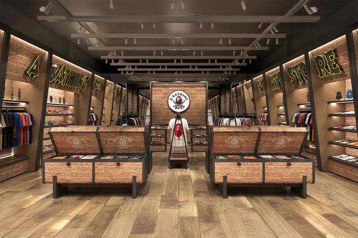 定番のTシャツやフーディーをはじめ、キャップやバッグといった雑貨類、アクセサリー類まで幅広いラインアップを展開。内装には、海賊船や宝箱をモチーフにした演出を施し、PIRATE STORE®ならではの世界観を空間全体で体感いただきたい。