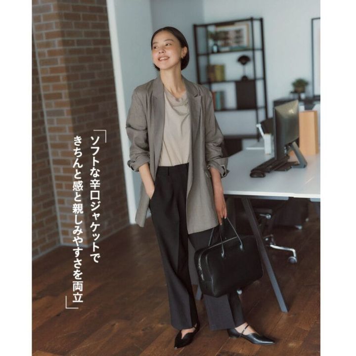 パンツ2万4200円（ウィム ガゼット／ウィム ガゼット ルミネ新宿店） ジャケット6万6000円（カオス／カオス表参道） Tシャツ1万5400円（ハイク／ボウルズ） ピアス13万7500円（マリハ） バッグ9万3500円（メゾンカナウ／ヤマニ） 靴3万800円（ヘンリエンヴァーゴ／プルミエ アロンディスモン）