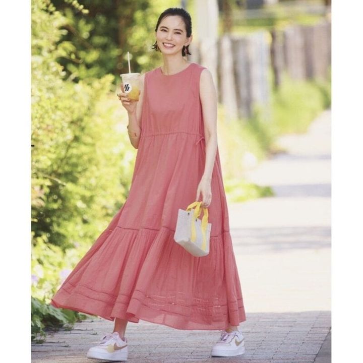 ワンピース1万1990円（ビーミング by ビームス／ビーミング ライフストア by ビームス ららぽーとTOKYO-BAY店） バッグ3万250円（フランソワ レニエ／ヤマニ） スニーカー1万9800円（ナイキ スポーツウェア／ナイキ カスタマーサービス） ピアス1万1000円、バングル1万9800円、リング2万2000円（すべてマナ ローザ ジュエル／マナ ローザ）