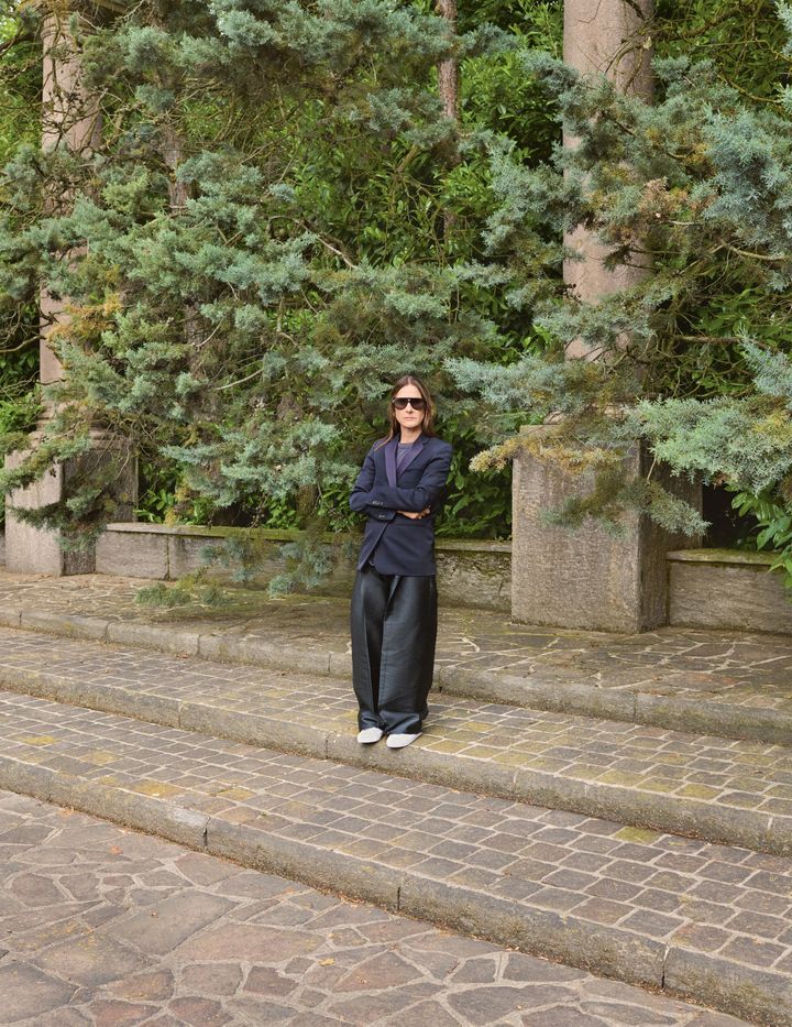 さらなるステージへ<br /> 「ファッションはアートというより、喜びをもたらすもの」と語るルイーズ・トロッター。初取材が行われたミラノのヴィラ・クレリチにて。Photographed by Venetia Scott. Hair, Giovanni Iovino; makeup, Arianna Campa. Produced by Circus Studios. Vogue, August 2025.