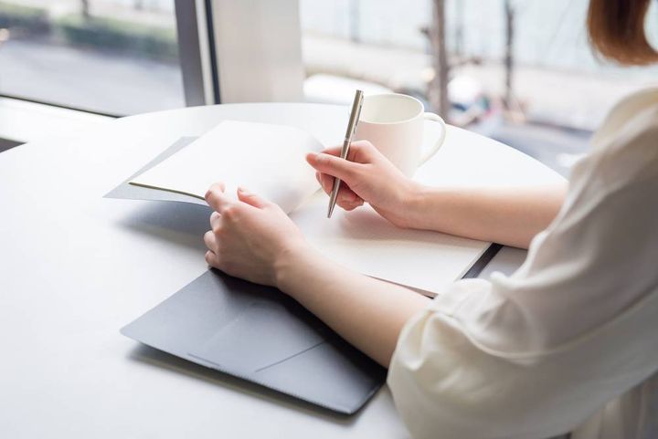 メモする女性