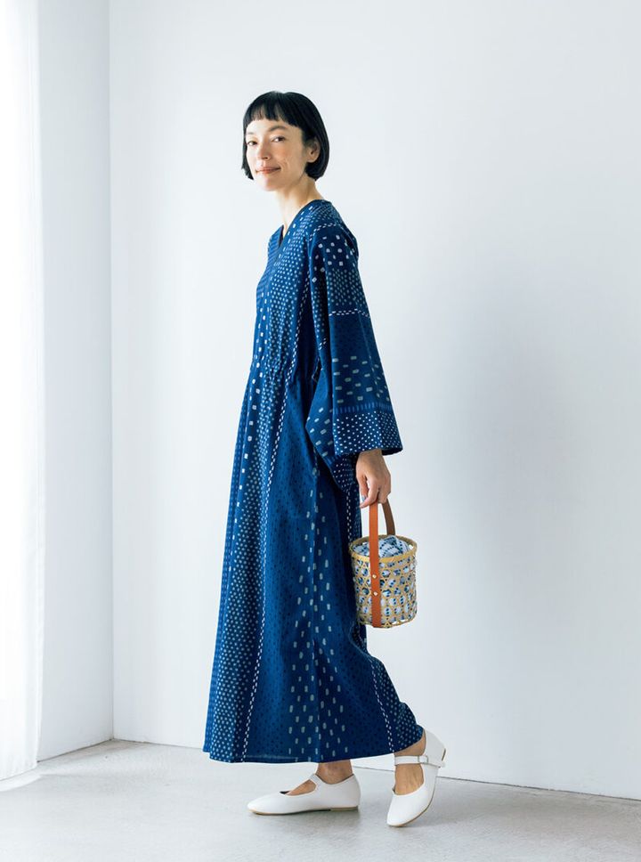 ワンピース￥17,900、かごバッグ￥25,080、かごの中の袋￥2,950／すべてソウ・ソウ