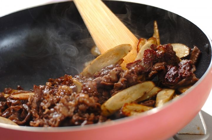 牛肉とゴボウのオイスター炒めの作り方1