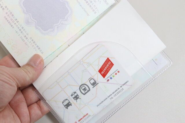 ストラップ付パスポートケース（クリア） ポケット