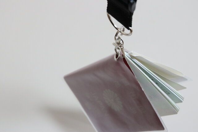 ストラップ付パスポートケース（クリア） 吊り下げ