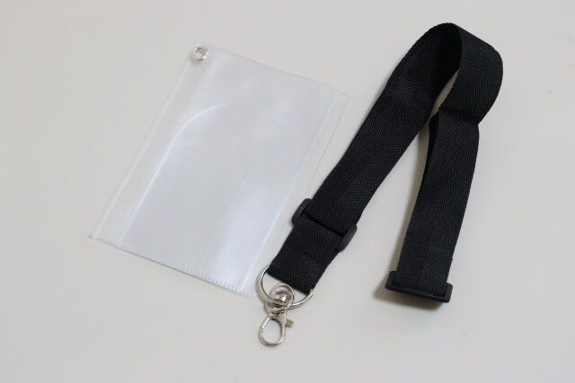 ストラップ付パスポートケース（クリア）