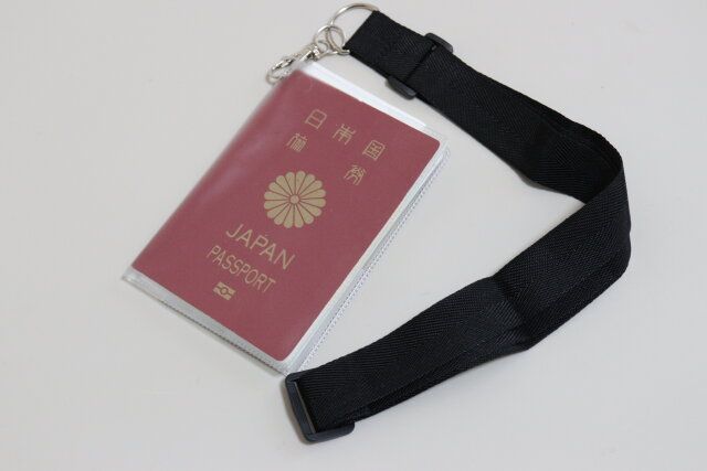 ストラップ付パスポートケース（クリア） 使用例