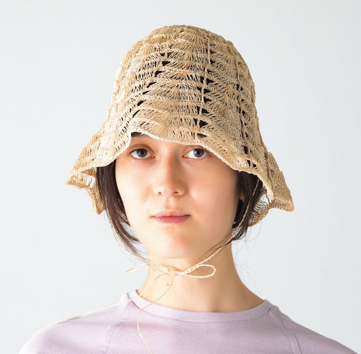 繊細な模様が目を奪うチューリップハット。