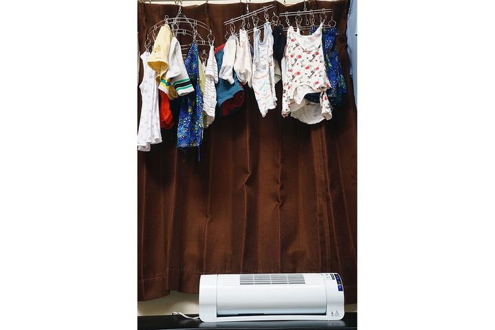 カーテンレールの吊り下げた洗濯物に「ランドリーファン」で下から風を当てることで、乾燥時間を短縮します。予想以上に効果的です。