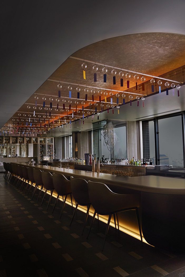 約140個の江戸風鈴を天井にディスプレイ