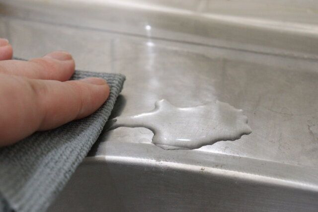 セリア 吸水しながら汚れを落とすPVAマイクロファイバークロス 使用例 吸水