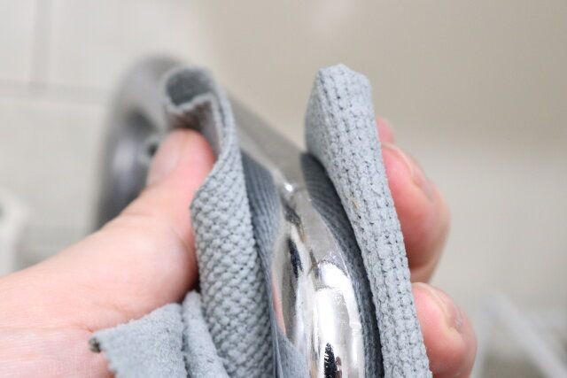 セリア 吸水しながら汚れを落とすPVAマイクロファイバークロス 使用例 蛇口