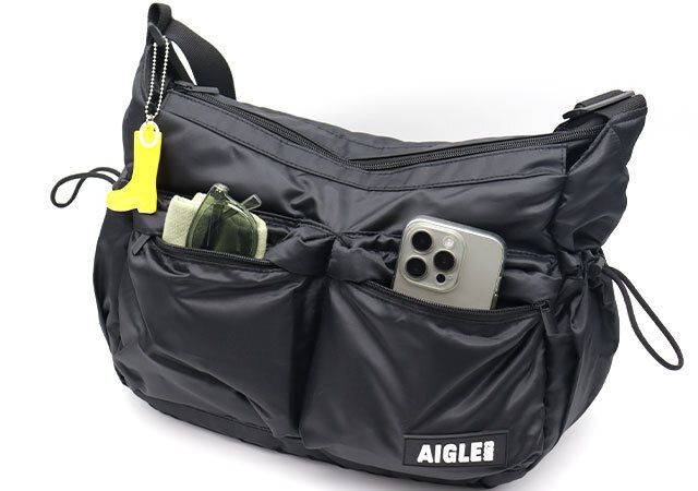 AIGLEビッグショルダーバッグ立体ファスナーポケット