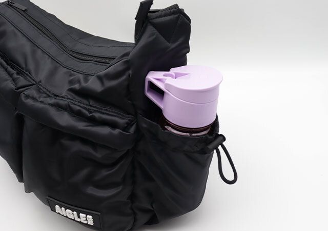 AIGLEビッグショルダーバッグ口紐付きサイドポケット