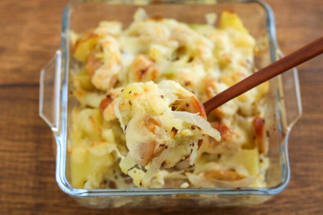 ジャーマンポテトのチーズ焼き スプーンですくう