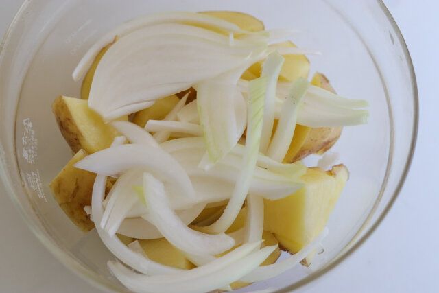耐熱ボウルに水気を切ったじゃがいもを入れ、たまねぎをのせる。