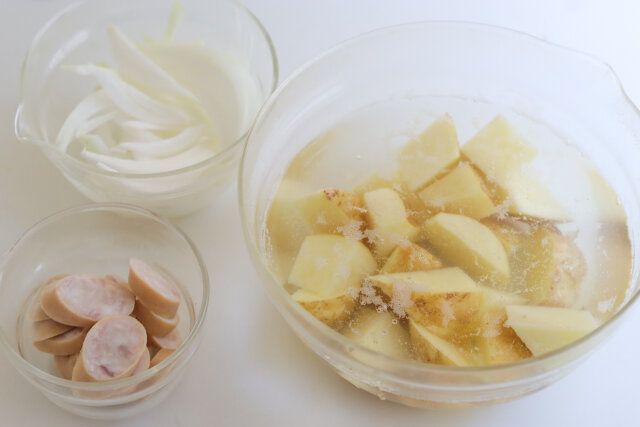 ウインナーは輪切りにする。じゃがいもはよく洗って皮ごと乱切りにし、水にさらす。たまねぎはうす切りにする。