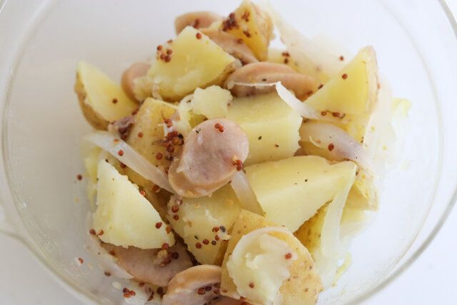 ④ 粒マスタード、にんにく（すりおろし）、バター、塩、こしょうを加えて和える。