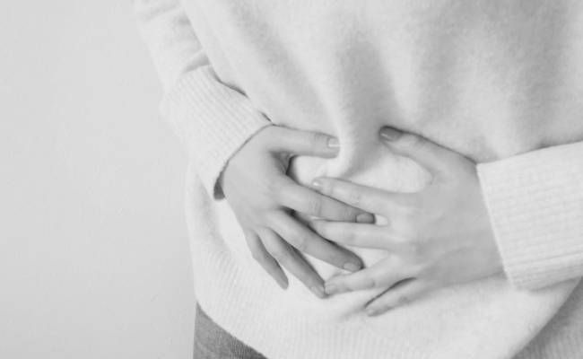 おなかを抑えているイメージ