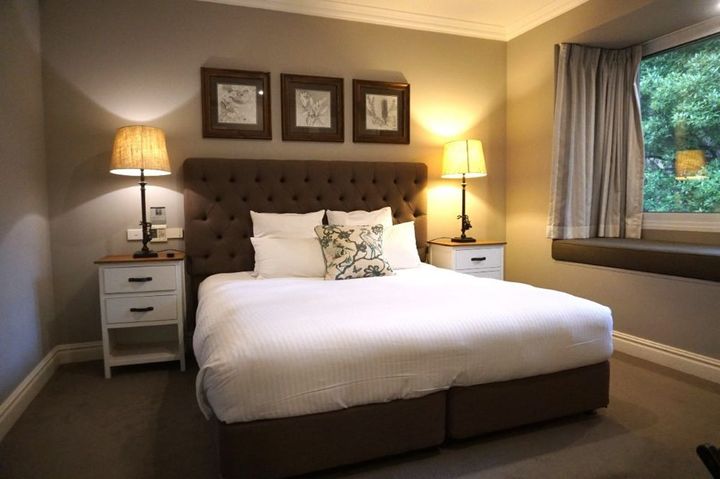 「パークランド・カントリー ガーデン＆ロッジ（https://www.parklands.com.au/）」は戸建て別荘のようなヴィラタイプの部屋が魅力。リビングには暖炉もあるので家庭的な雰囲気のなかでリラックス♪