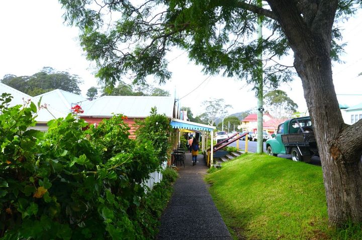 一部が屋根付き歩道になっていて、小さな商店が集中している。もともとは先住民の村だったところにゴールドラッシュで入植者が移り住んだ歴史がある
