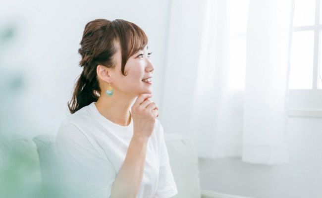 楽しいことを想像している女性