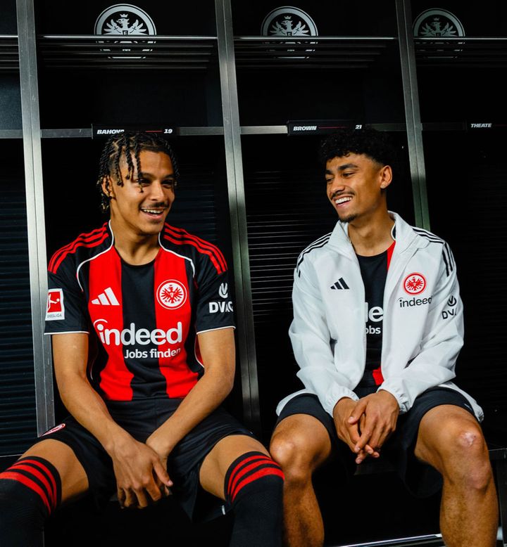 堂安律の獲得が噂されるドイツ名門に新ユニフォームが登場！メーカーは「アディダスが復活」