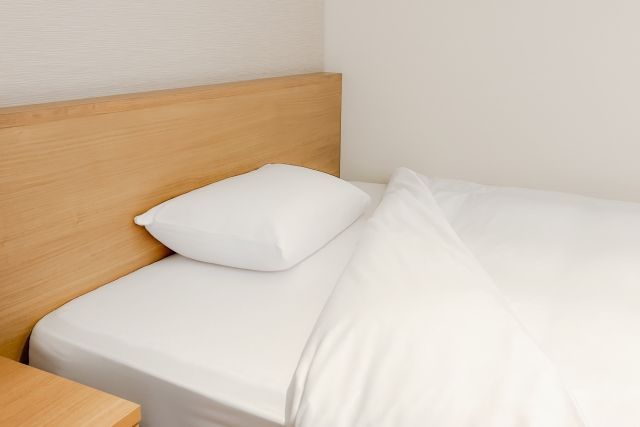 「枕元に“これ”を置いている人は要注意」占い師が教える、“睡眠中に運気を下げてしまうアイテム”とは？ | TRILL【トリル】