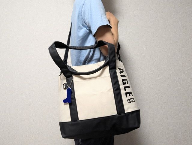 エーグルトートバッグショルダーとして持ったところ
