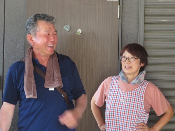 フェルミエ那珂会長で綿引農園の綿引桂太取締役（左）