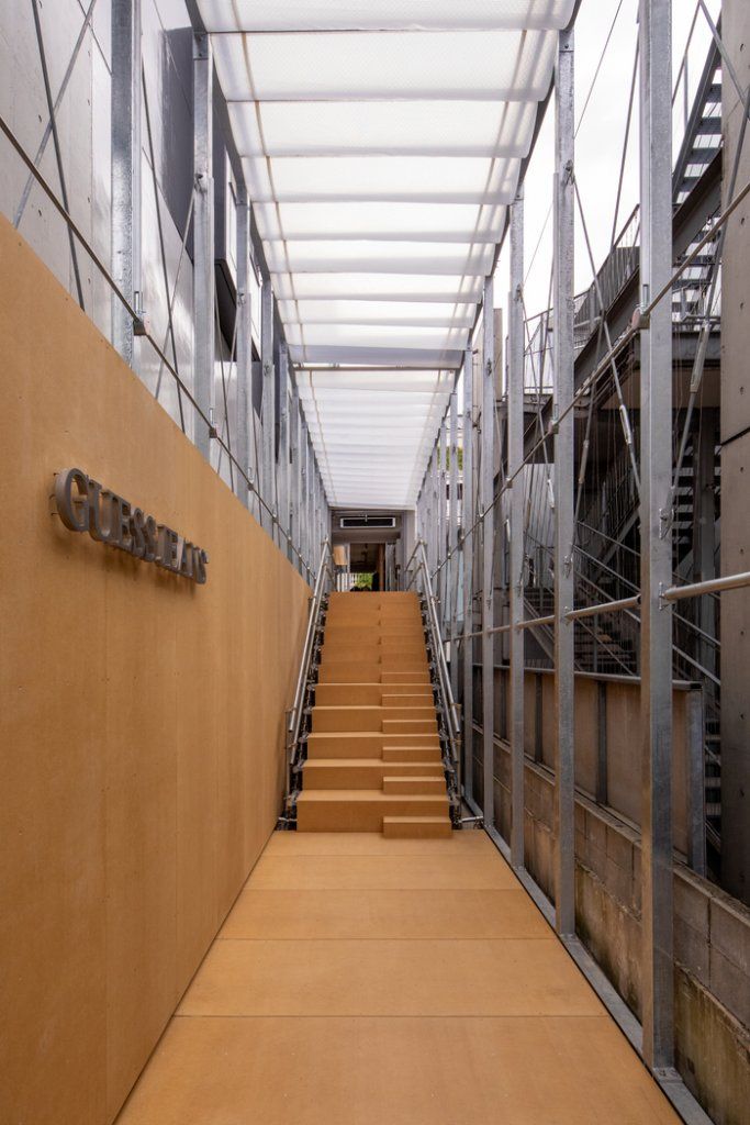 アジア本土初の旗艦店〈GUESS JEANS Tokyo〉が表参道にオープン！豪華14ブランドを迎えた期間限定ポップアップが開催中