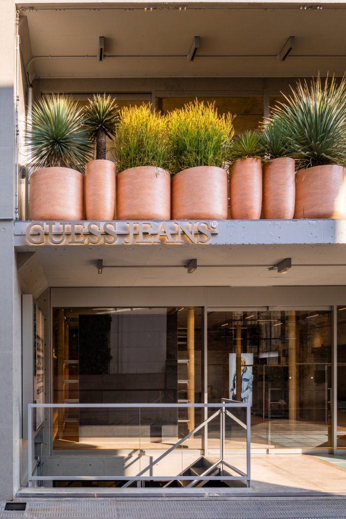 アジア本土初の旗艦店〈GUESS JEANS Tokyo〉が表参道にオープン！豪華14ブランドを迎えた期間限定ポップアップが開催中