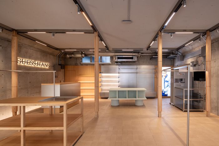 アジア本土初の旗艦店〈GUESS JEANS Tokyo〉が表参道にオープン！豪華14ブランドを迎えた期間限定ポップアップが開催中