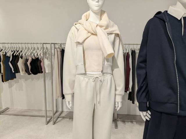 パフスウェットフルジップパーカとパフスウェットバギーパンツを着たコーデ